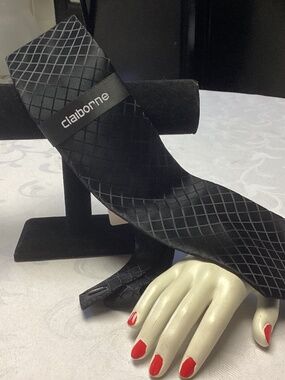 Liz Claiborne mens silk tie BLACK NWT list $35. Half priced